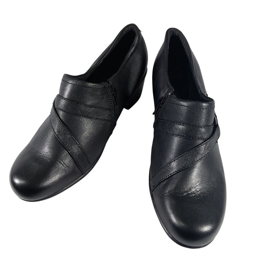 CLARKS! BLACK GENUINE LEATHER CRISS-CROSS FRONT W/BUCKLE COMFORT SHOES! SZ 8.5M